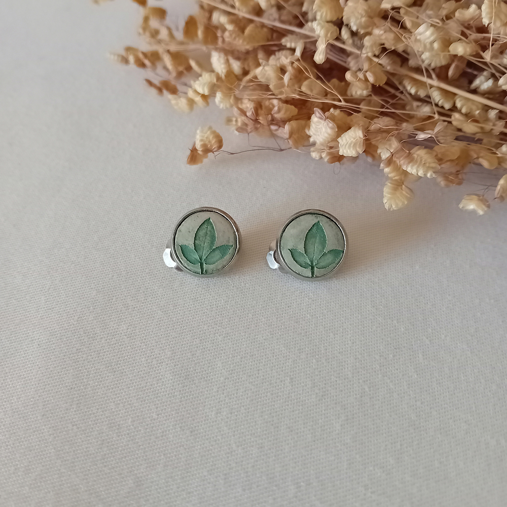 clips d'oreilles à planter modibulle de couleur vert naturel avec empreinte de feuille