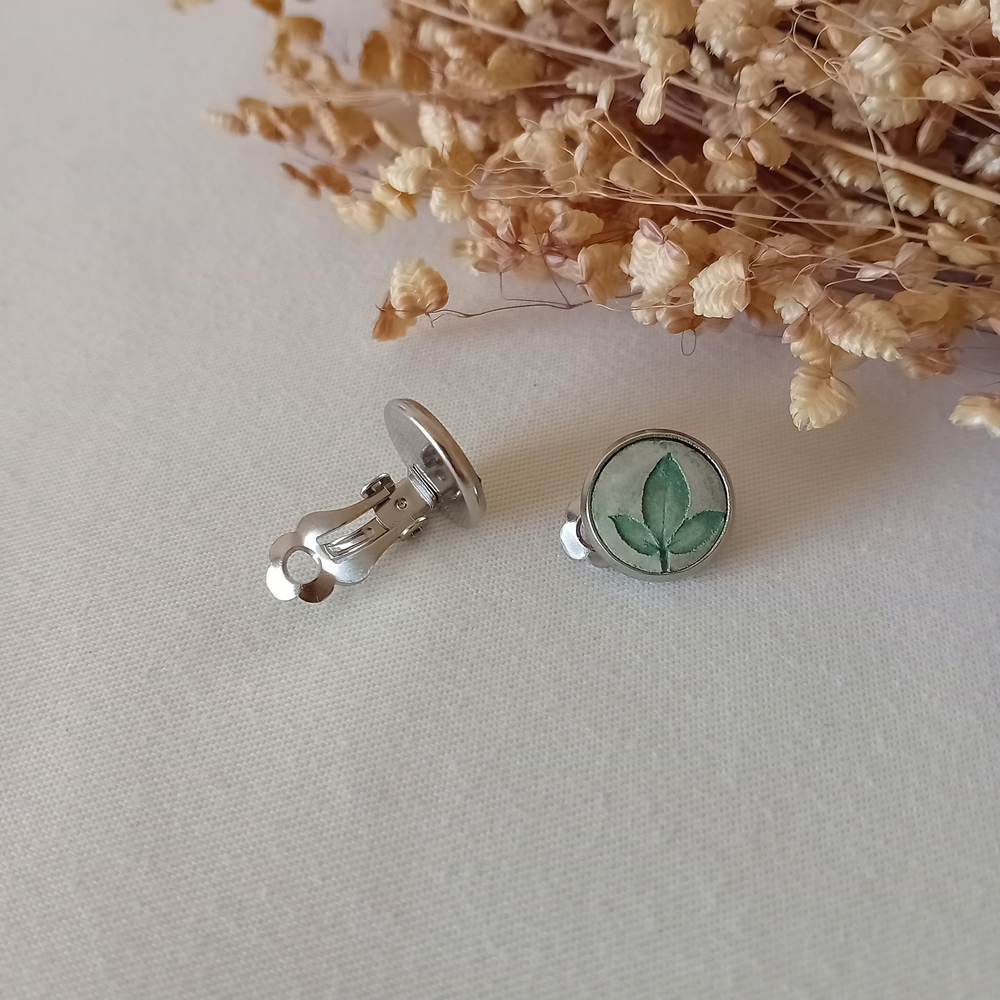 clips d'oreilles à planter modibulle de couleur vert naturel avec empreinte de feuille