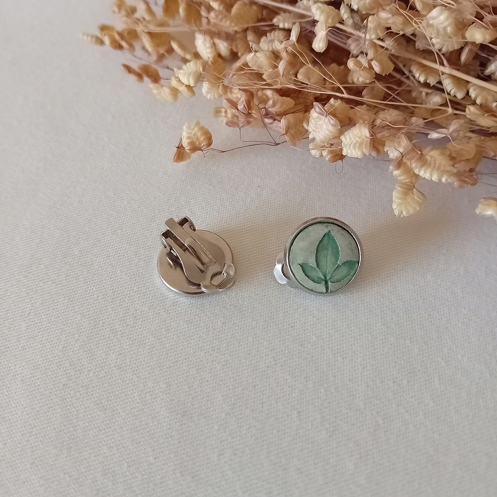 clips d'oreilles à planter modibulle de couleur vert naturel avec empreinte de feuille