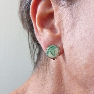 clips d'oreilles à planter modibulle de couleur vert naturel avec empreinte de feuille, modèle porté