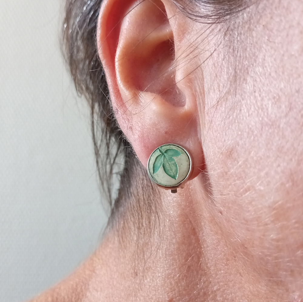 clips d'oreilles à planter modibulle de couleur vert naturel avec empreinte de feuille, modèle porté