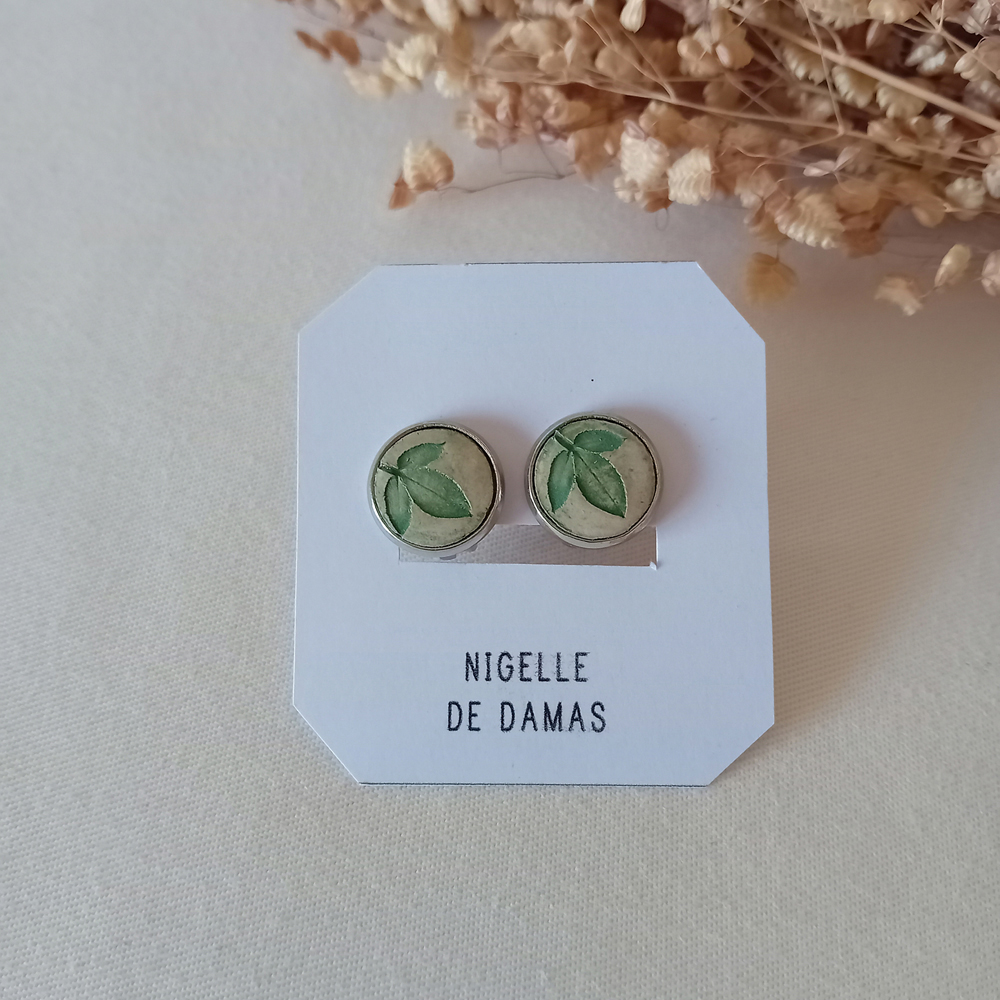 clips d'oreilles à planter modibulle de couleur vert naturel avec empreinte de feuille