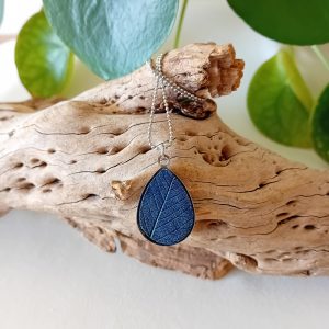 collier a planter par modibulle, sur chaine en acier inox, cabochon en forme de goutte de goutte de couleur bleu de prusse, contenant des graines d'ancolies des jardins