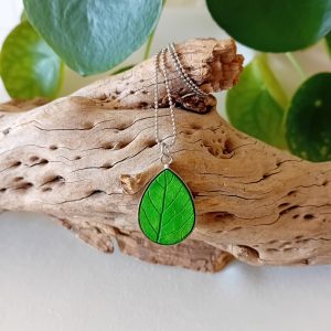 collier à planter sur chaine, contenant des graines de basilic pourpre, cabochon en forme de goutte et perle de couleur vert anglais