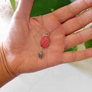 collier à planter par Modibulle, avec sa breloque arbre de vie. Il contient des graines de lin rouge et peut être planté !