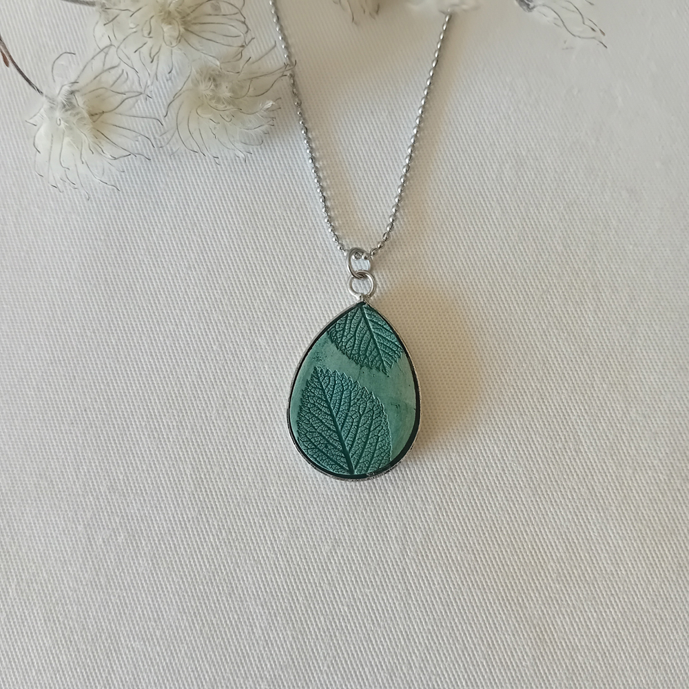 collier a planter par modibulle, en forme de goutte et de couleur vert canard, contenant des graines de tomates noires de crimee