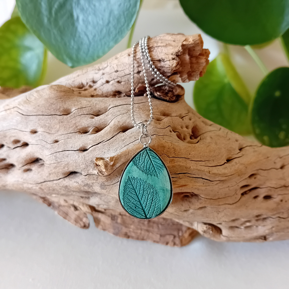 collier a planter par modibulle, en forme de goutte et de couleur vert canard, contenant des graines de tomates noires de crimee