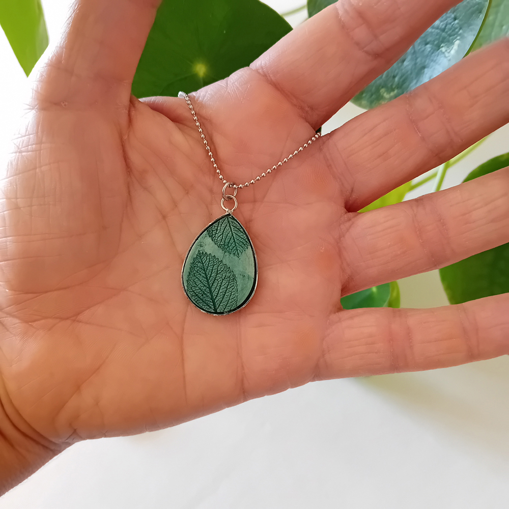 collier a planter par modibulle, en forme de goutte et de couleur vert canard, contenant des graines de tomates noires de crimee