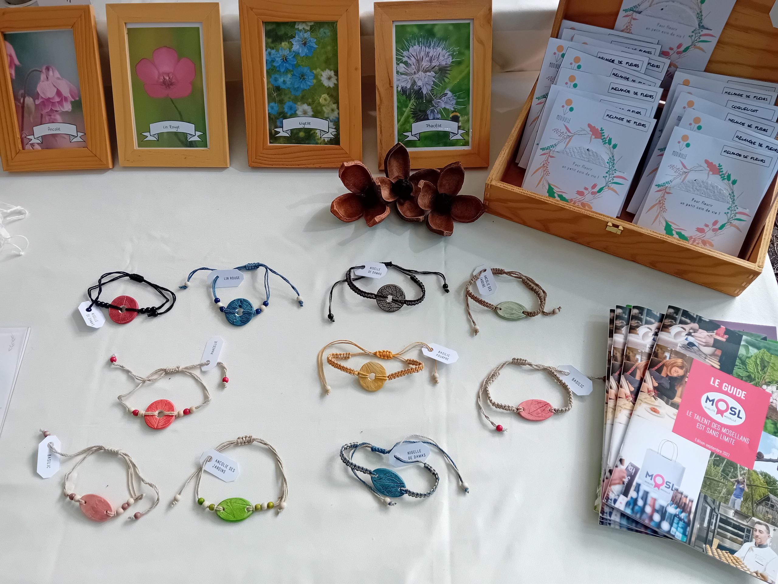 bracelets a planter de la marque modibulle présentés sur un stand de marché artisanal